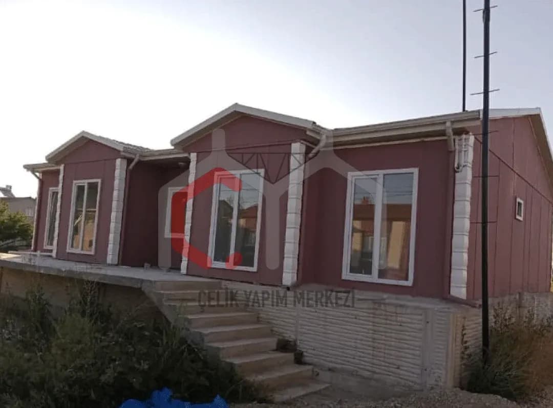 Uzun cepheli tek katlı prefabrik ev, yan görünüm