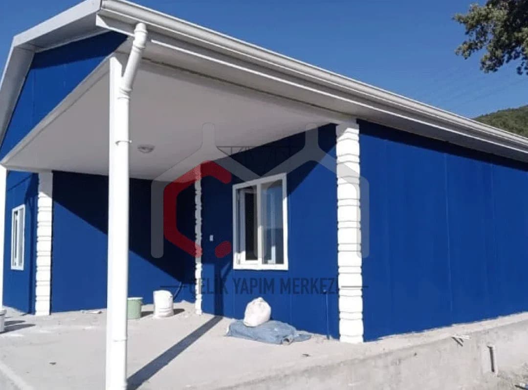 Mavi cepheli prefabrik evin üstü kapalı verandası