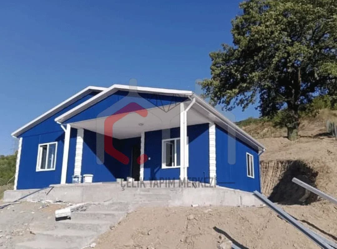 Mavi cepheli tek katlı prefabrik ev ve giriş merdiveni