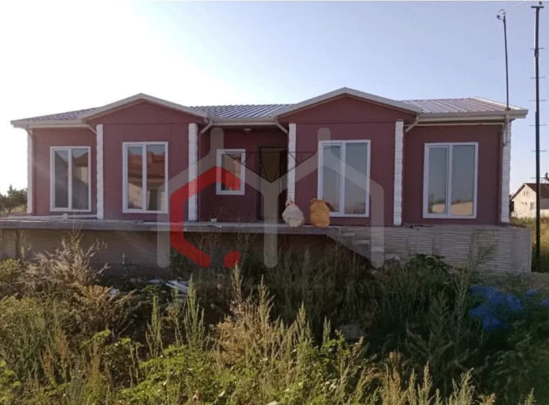 Üç alınlıklı uzun tek katlı prefabrik ev ve yükseltilmiş subasman