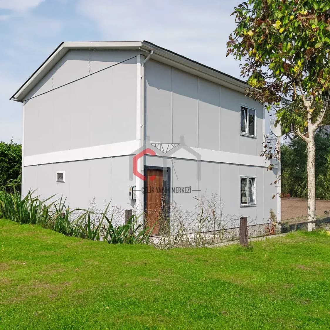 Açık gri cepheli çift katlı prefabrik ev, yan cephe