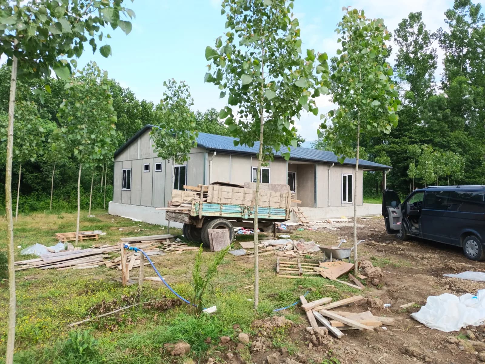 Montajı süren tek katlı prefabrik ev ve malzeme sevkiyatı