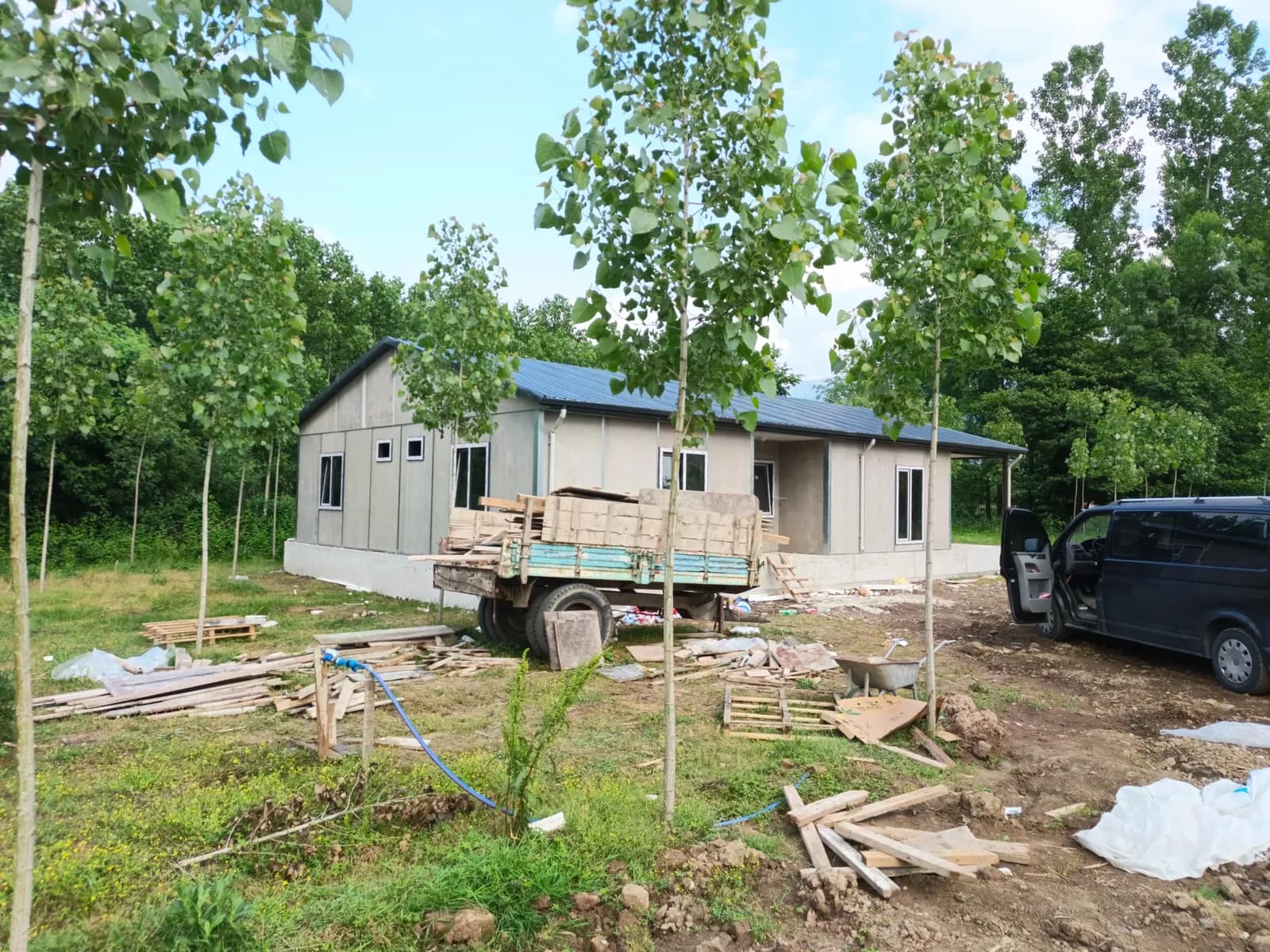 Montaj sahasında tek katlı prefabrik ev ve yapı malzemeleri