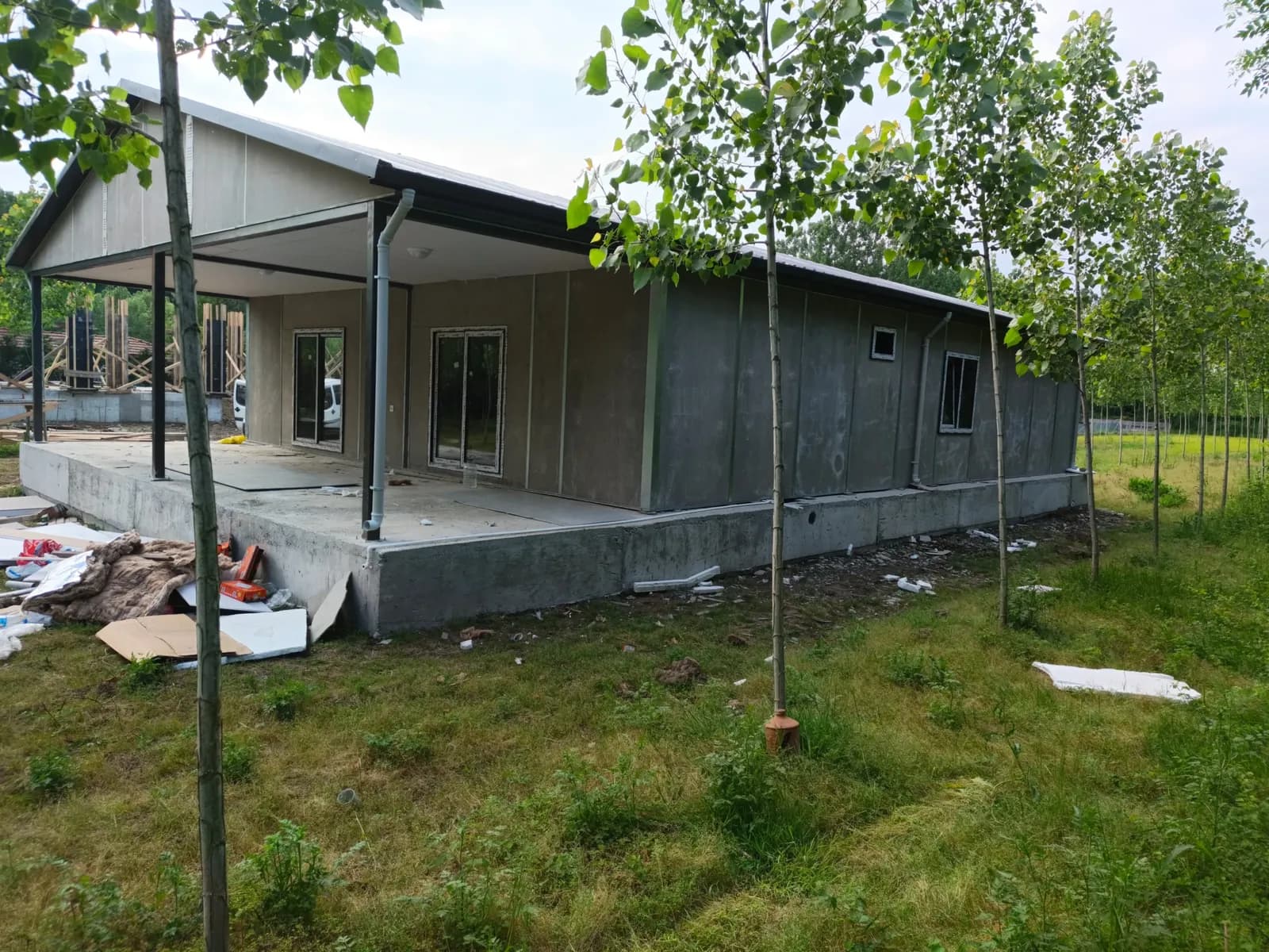 Verandalı tek katlı prefabrik evin yan cephesi