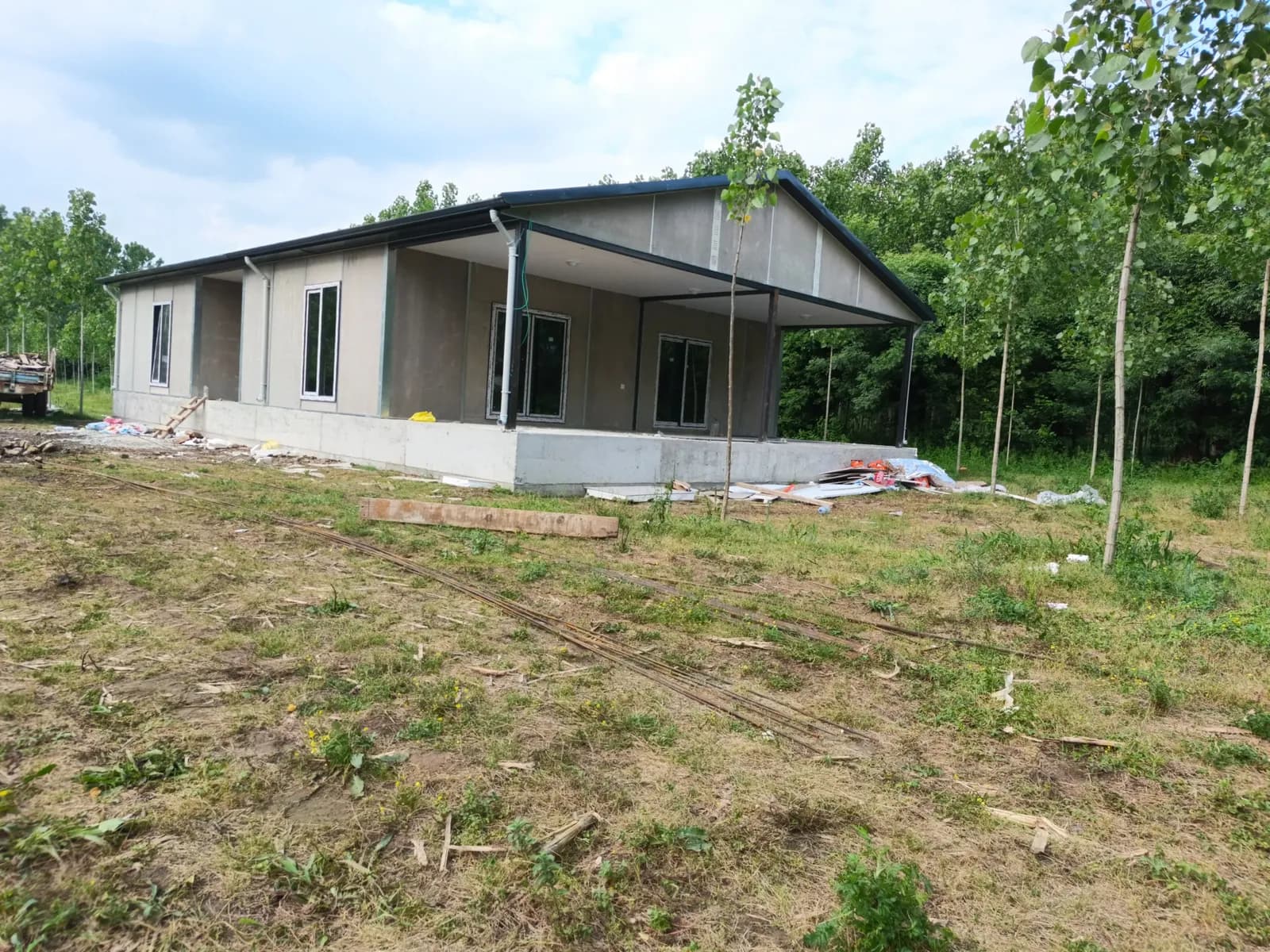 Verandalı tek katlı prefabrik ev ve geniş arsa