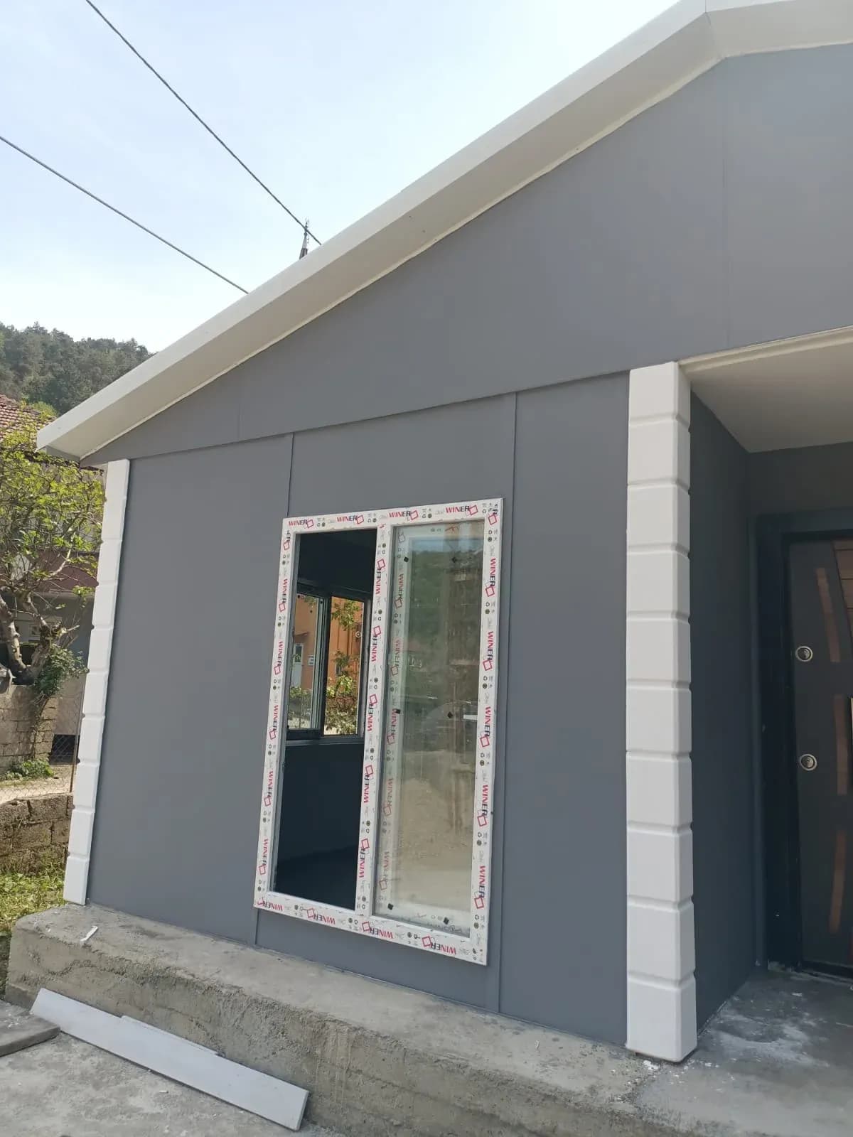 Gri cepheli prefabrik evde sürme cam kapı detayı