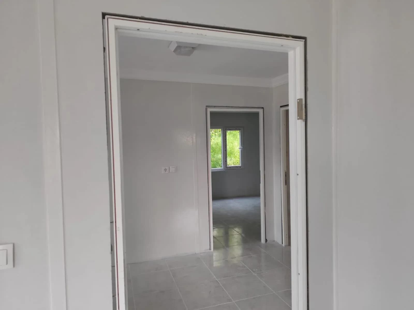 Prefabrik evde iç kapıdan oda görünümü