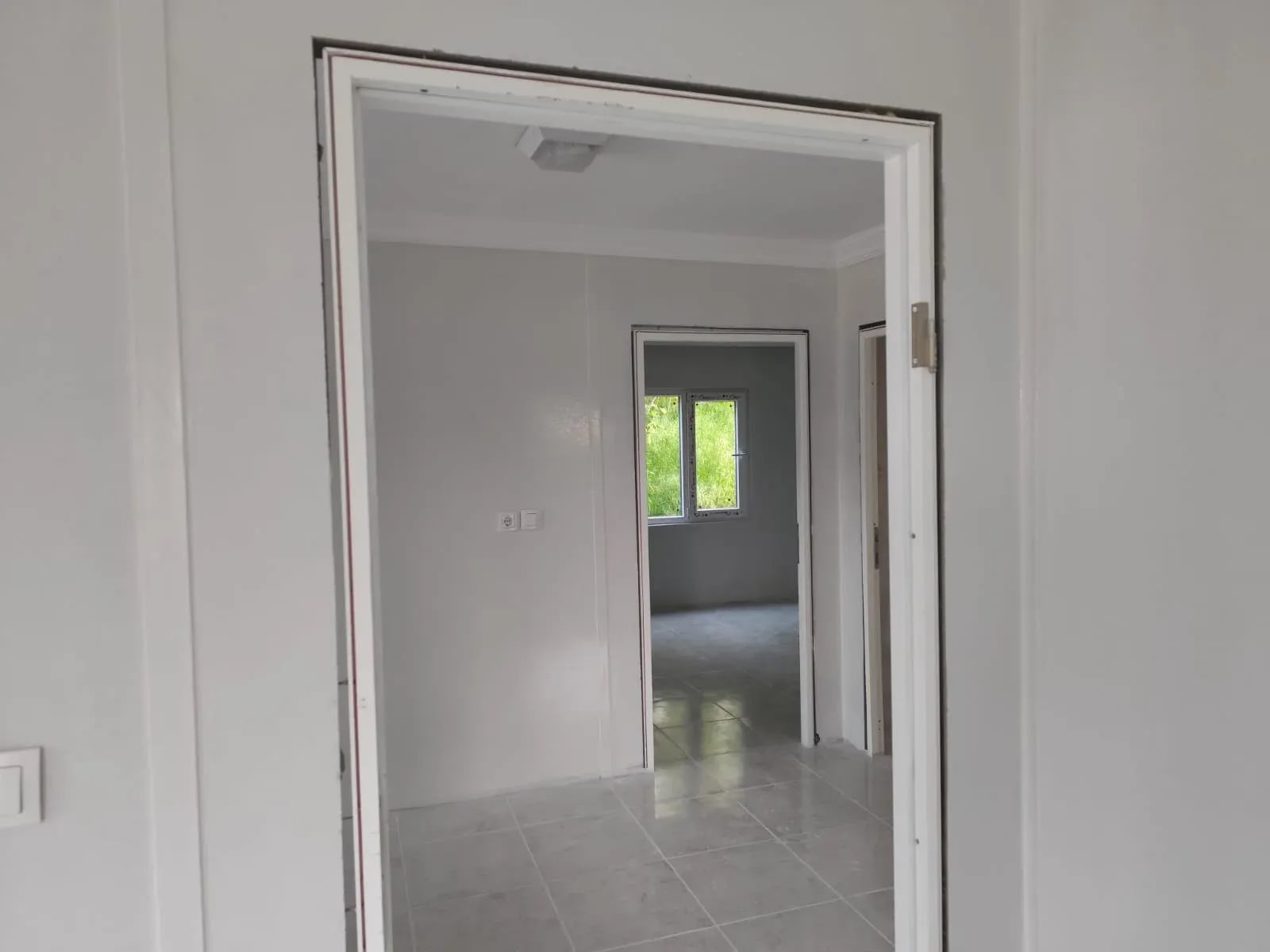 Prefabrik evde iç kapıdan oda görünümü