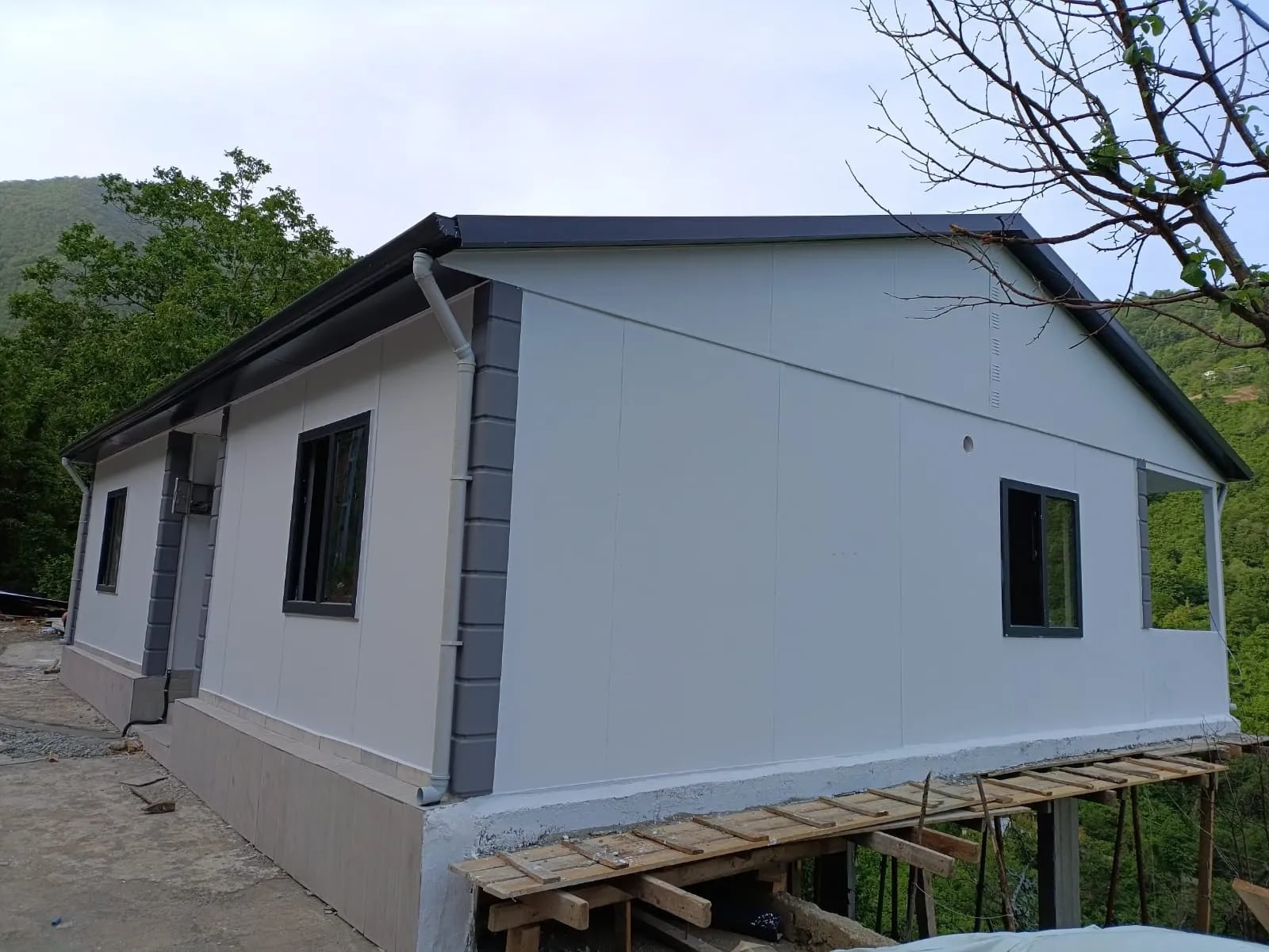 Açık gri dış cepheli prefabrik evin köşe görünümü